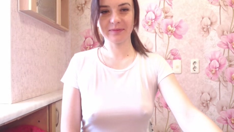 hot_brunette19  06-03-2022